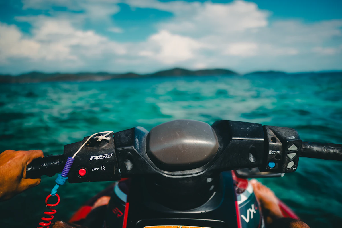 Vista em primeira pessoa de um jet ski sobre águas azul-turquesa